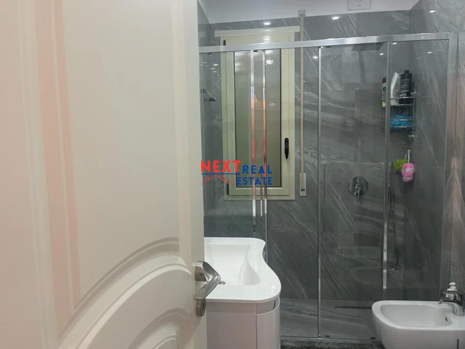 SHITET APARTAMENT 2+1 ME PAMJE DETI NE LUNGOMARE, VLORE