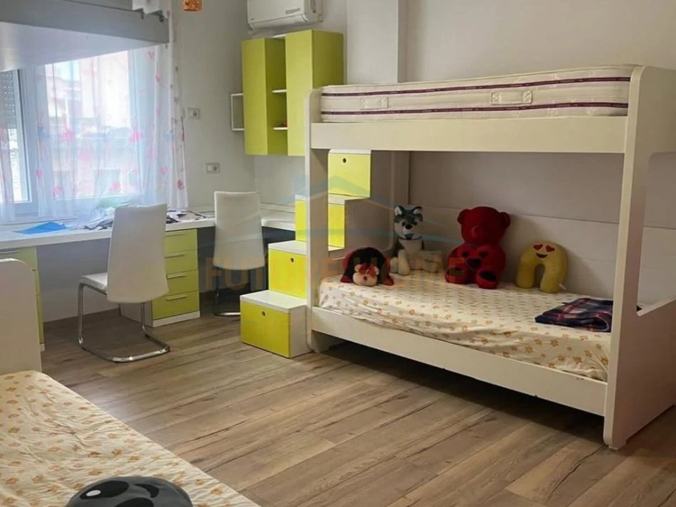 Durres, jepet me qera apartament 2+1 Kati 4, 105 m² 450 € (PRANË MARKATËS, DURRËS)