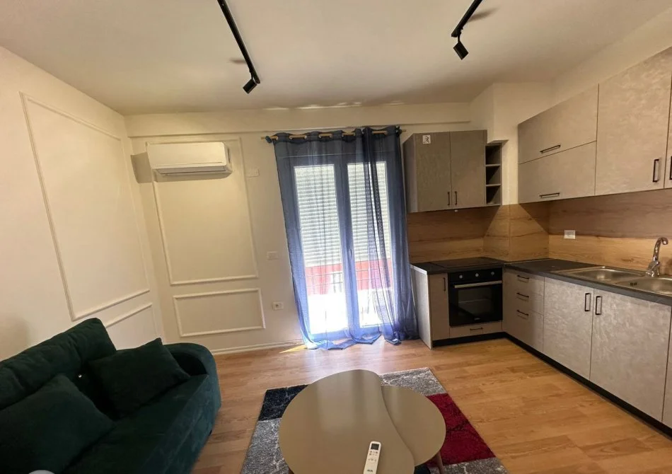 Tirane, jepet me qera apartament 1+1+Ballkon Kati 5, 70 m² 550 € (SELIT)