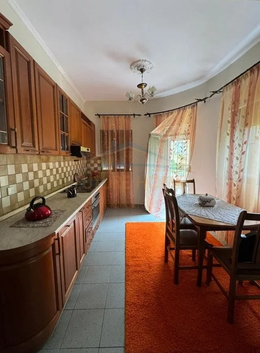 Tirane, shes apartament 3+1 Kati 1, 138 m² 169.000 € (Selite)