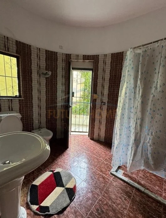 Tirane, shes apartament 3+1 Kati 1, 138 m² 169.000 € (Selite)