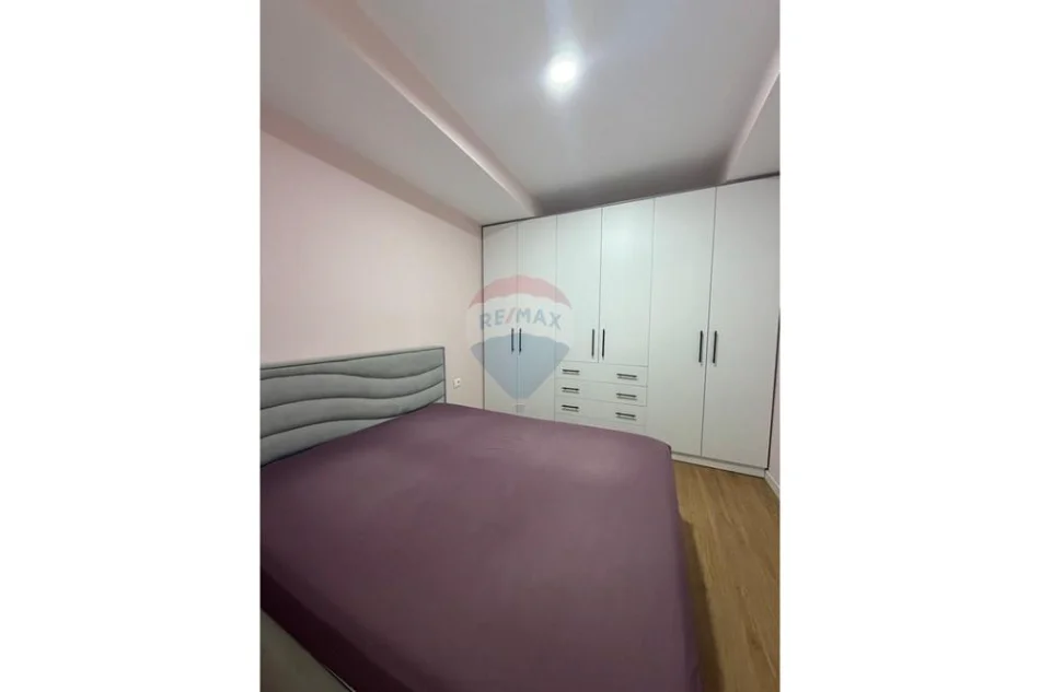 Tirane, jepet me qera apartament 1+1 , 550 € 