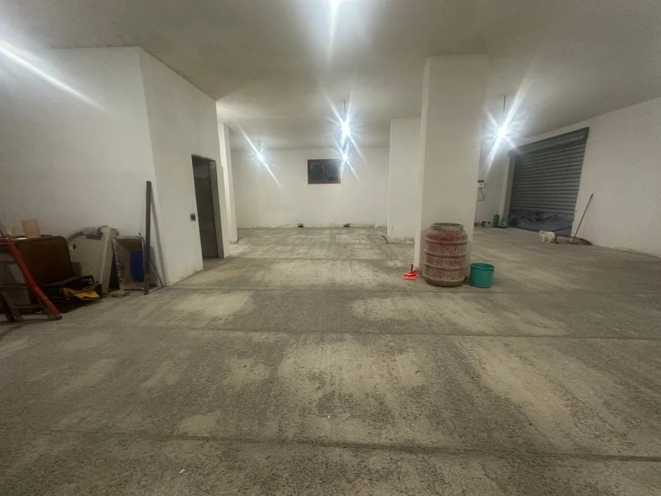 Tirane, jepet me qera magazine Kati 0, 169 m² 500 € (SELITE)