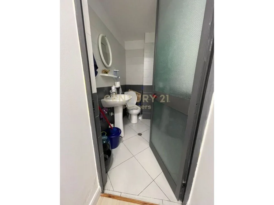 Tirane, shes ambjent biznesi Kati 0, 32 m² 92.000 € (Selvia)
