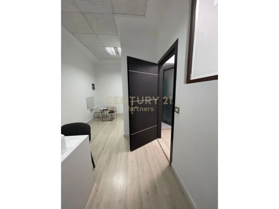 Tirane, shes ambjent biznesi Kati 0, 32 m² 92.000 € (Selvia)