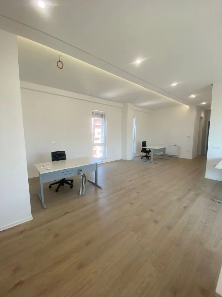 Tirane, jepet me qera zyre Kati 9, 140 m² 1.300 € (Selvia)