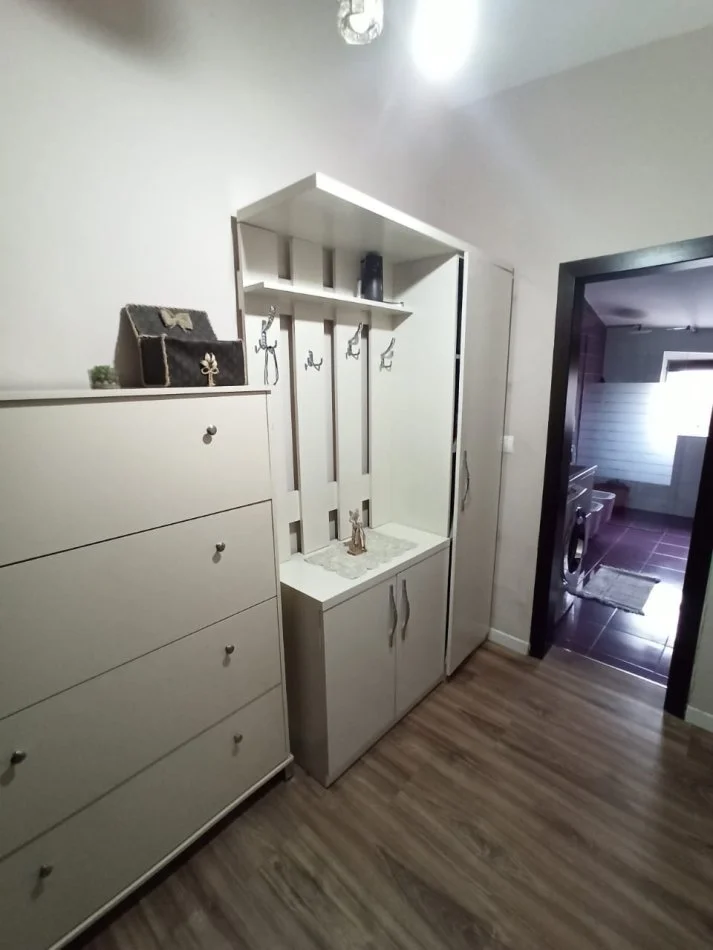 Tirane, jepet me qera apartament 2+1 Kati 6, 130 m² 600 € (SELVIA)