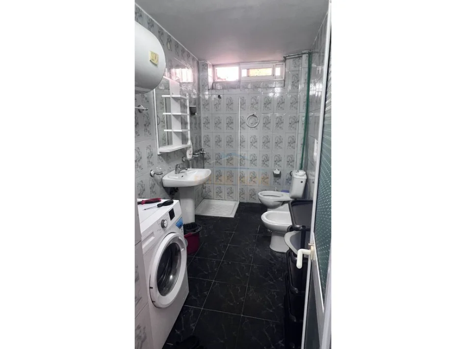 Tirane, jepet me qera apartament 1+1 Kati 1, 51 m² 500 € (SELVIA)
