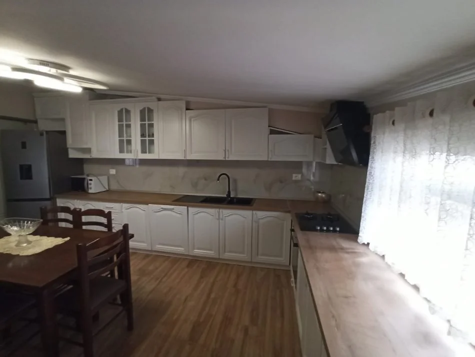 Tirane, jepet me qera apartament 2+1 Kati 6, 130 m² 600 € (SELVIA)