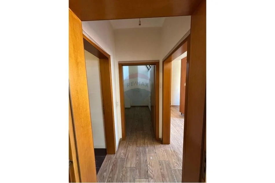 Tirane, jepet me qera zyre Kati 9, 120 m² 700 € (Astir)
