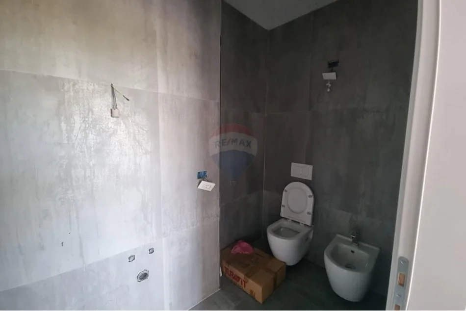 Tirane, jepet me qera zyre Kati 1, 93 m² 1.500 € (Lake View Residences)