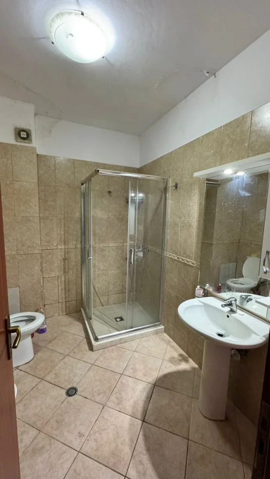 Jepet me Qera Apartament 2+1 i mobiluar te 21 Dhjetori