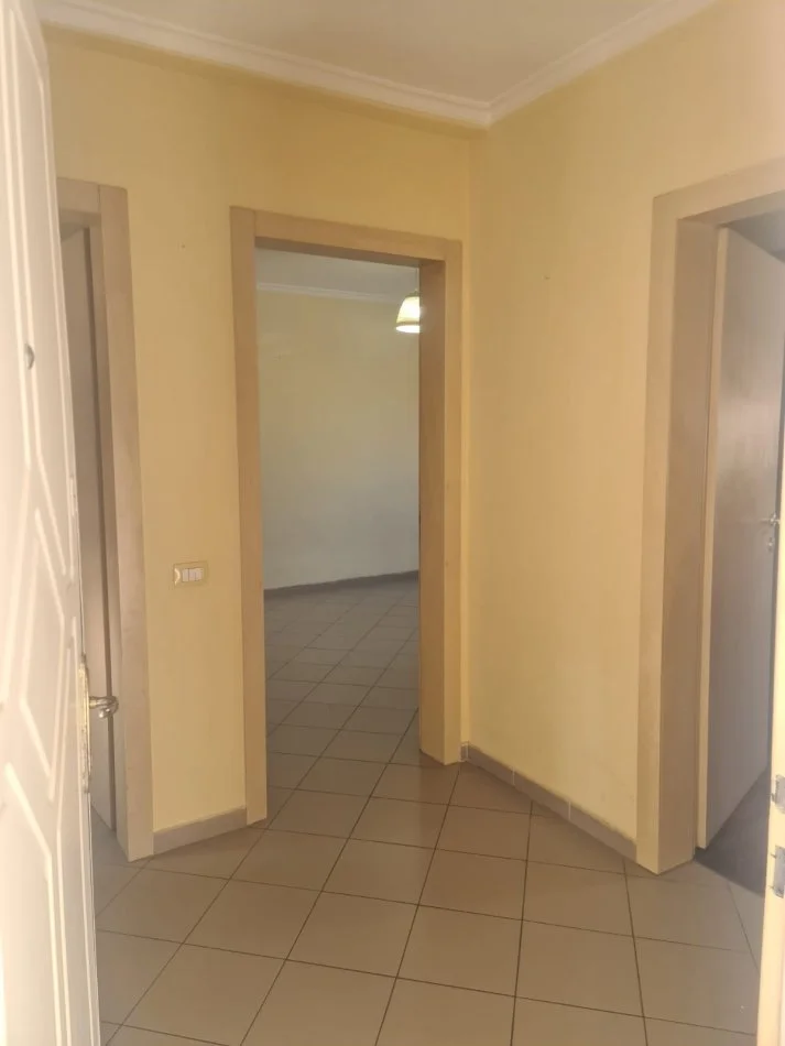 Tirane, jepet me qera zyre Kati 3, 100 m² 1.000 € (Blloku)