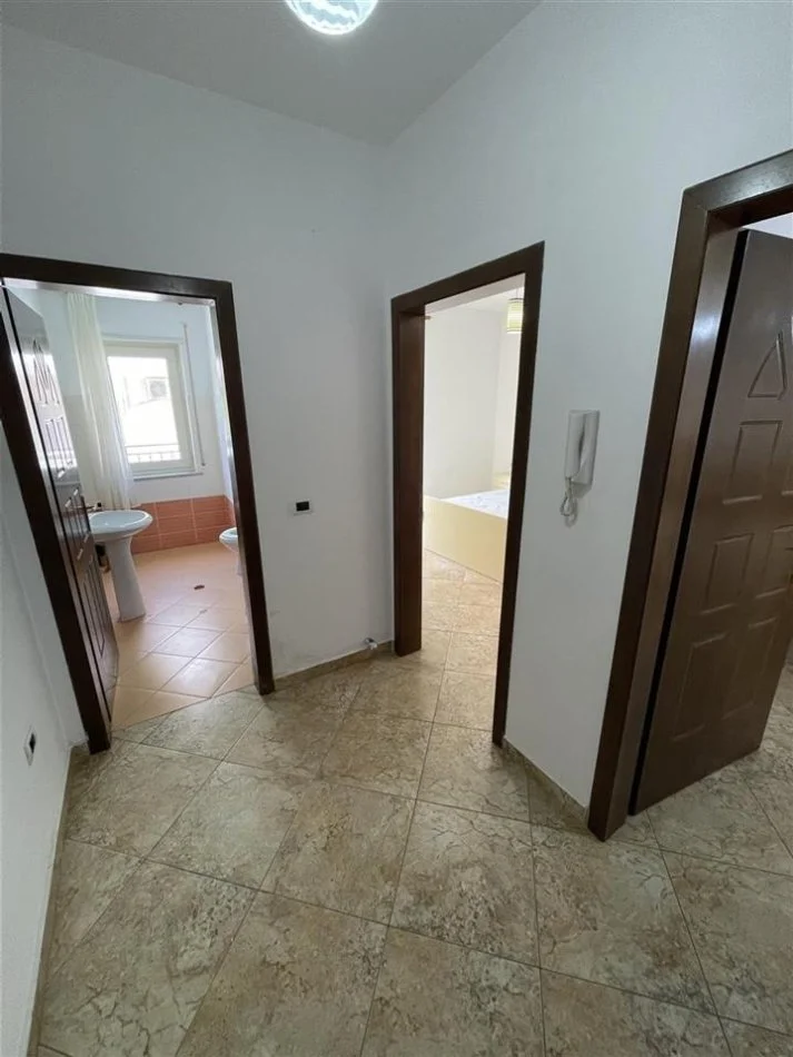 Durres, shitet apartament 2+1 Kati 3, 75 m² (3 min larg plazhit)
