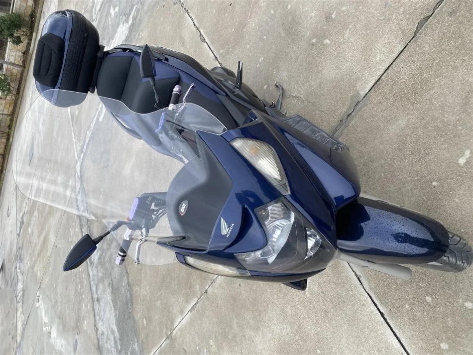 Tirane, shitet Scooter skuter honda silverwing , blu 68 mije viti 01  km 2.500 €