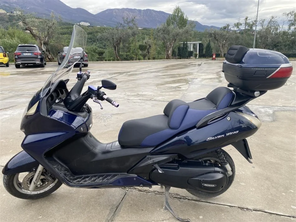 Tirane, shitet Scooter skuter honda silverwing , blu 68 mije viti 01  km 2.500 €