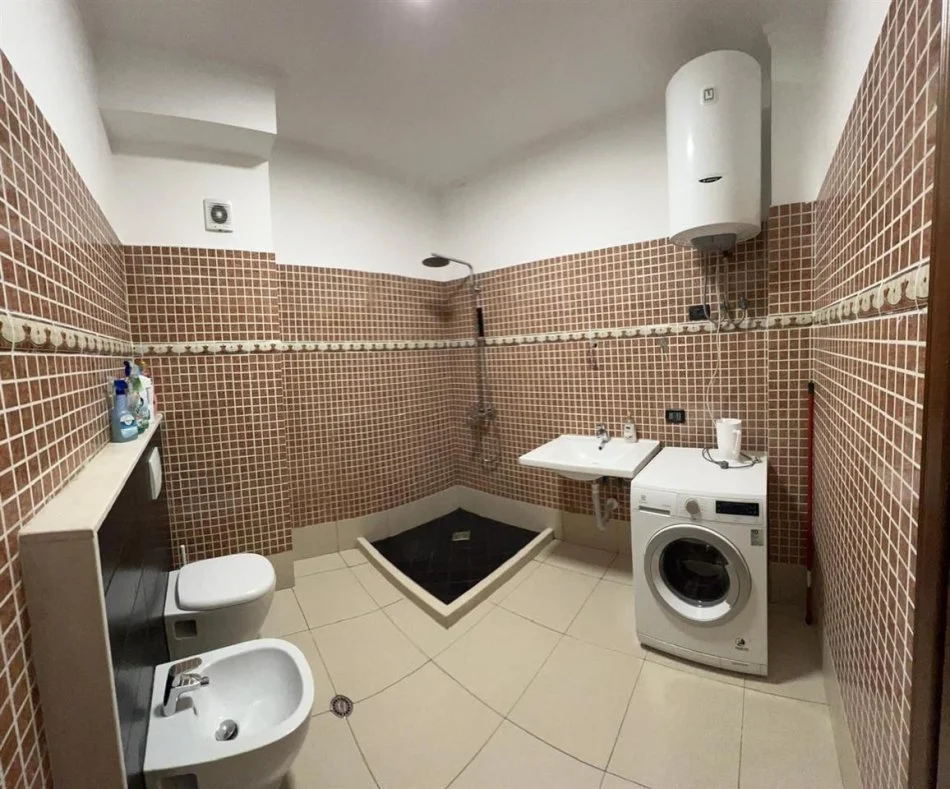 Tirane, shitet apartament 1+1 Kati 8, 87 m² 113.000 € (Yzberisht)