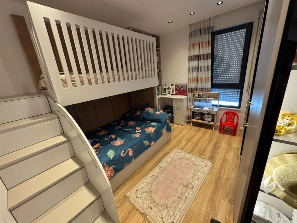 Tirane, shitet apartament 2+1+Ballkon Kati 5, 102 m² 206.000 € (Kinostudio)