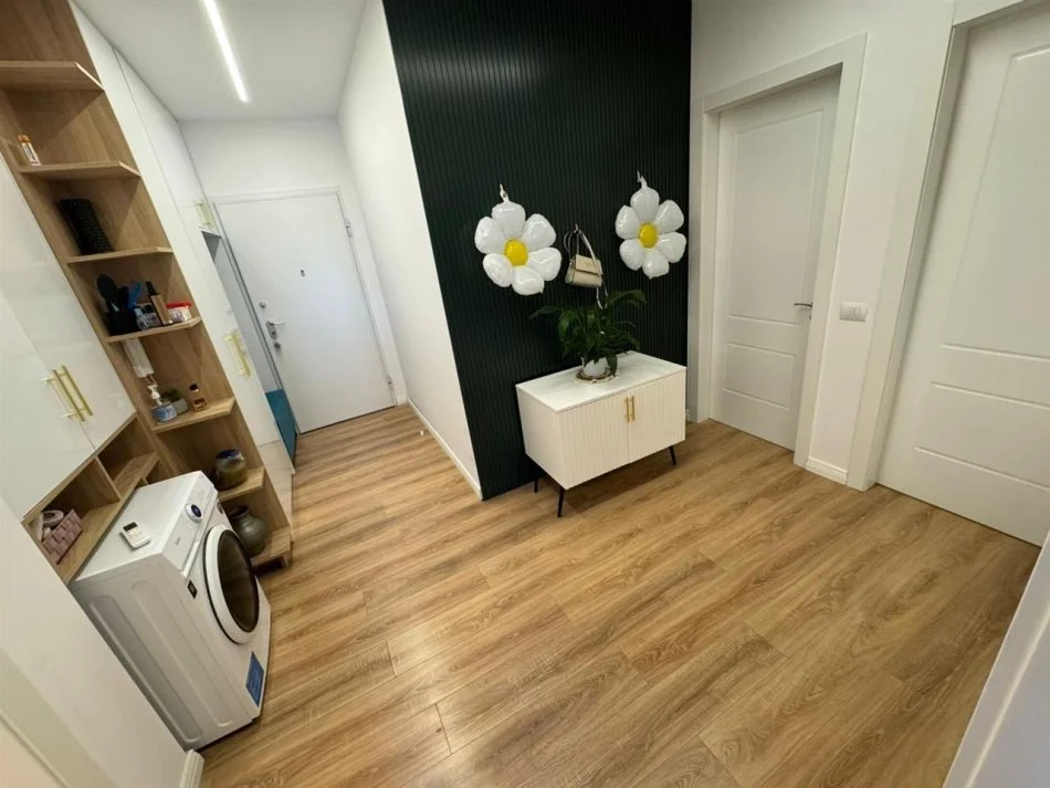 Tirane, shitet apartament 2+1+Ballkon Kati 5, 102 m² 206.000 € (Kinostudio)