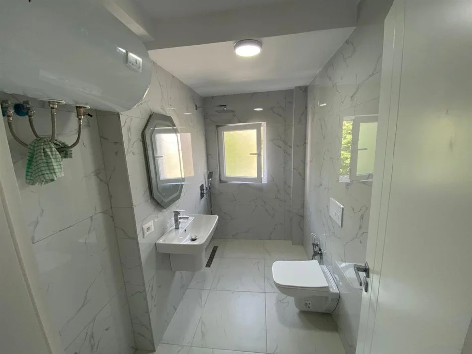 Tirane, shitet apartament 2+1+Ballkon Kati 2, 74 m² 160,000 € (Blv. Gjergj Fishta)