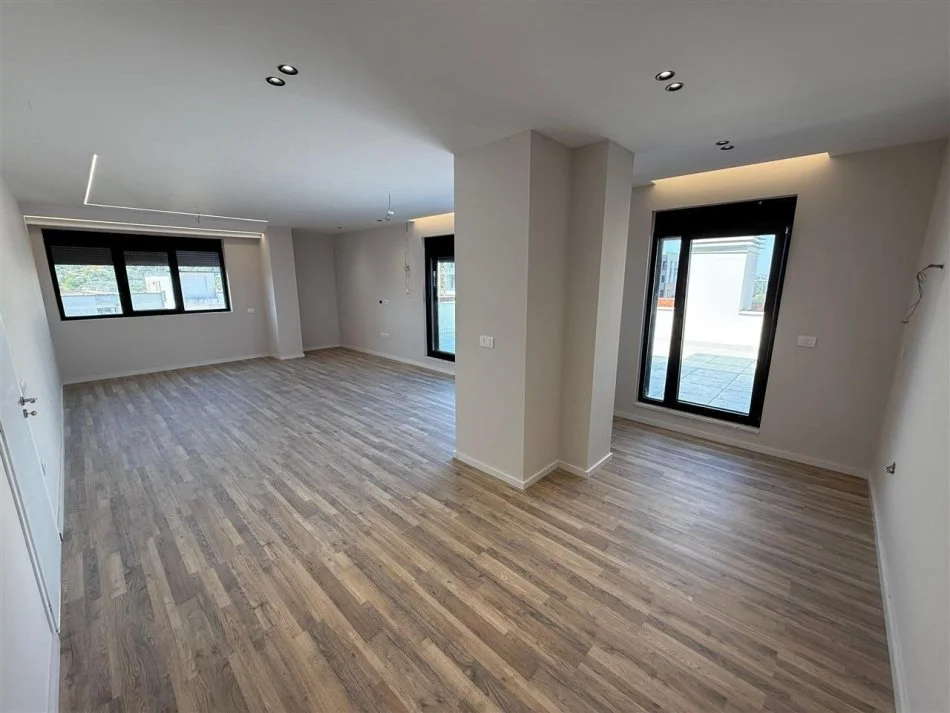 Tirane, shitet apartament 3+1+Ballkon Kati 8, 149 m² 311.175 € (URBAN GATE)