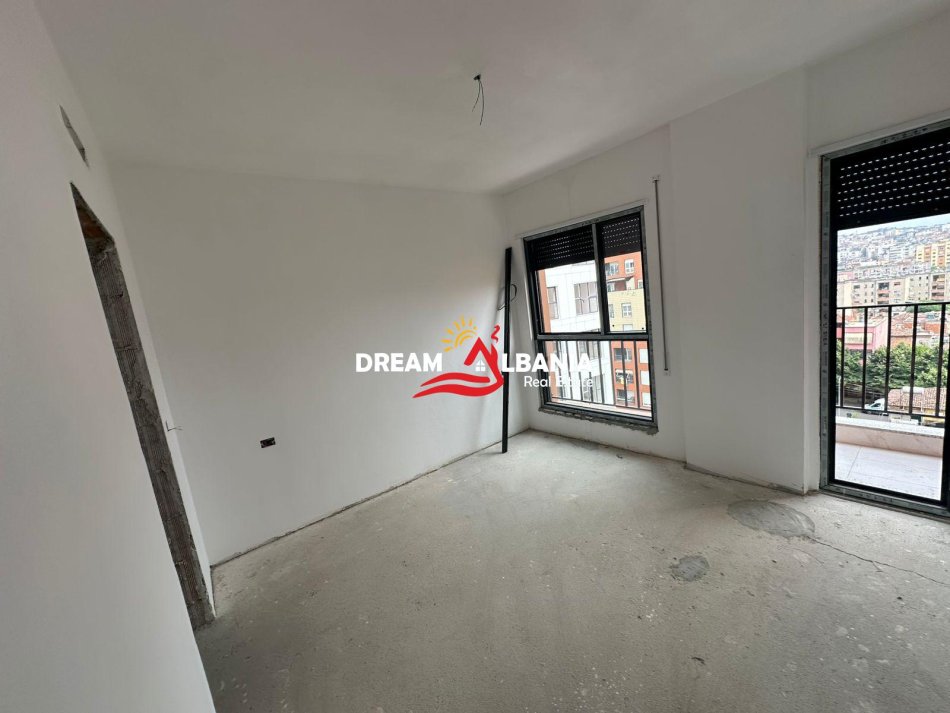 Tirane, shitet apartament 3+1 , 237 m² 350.000 €