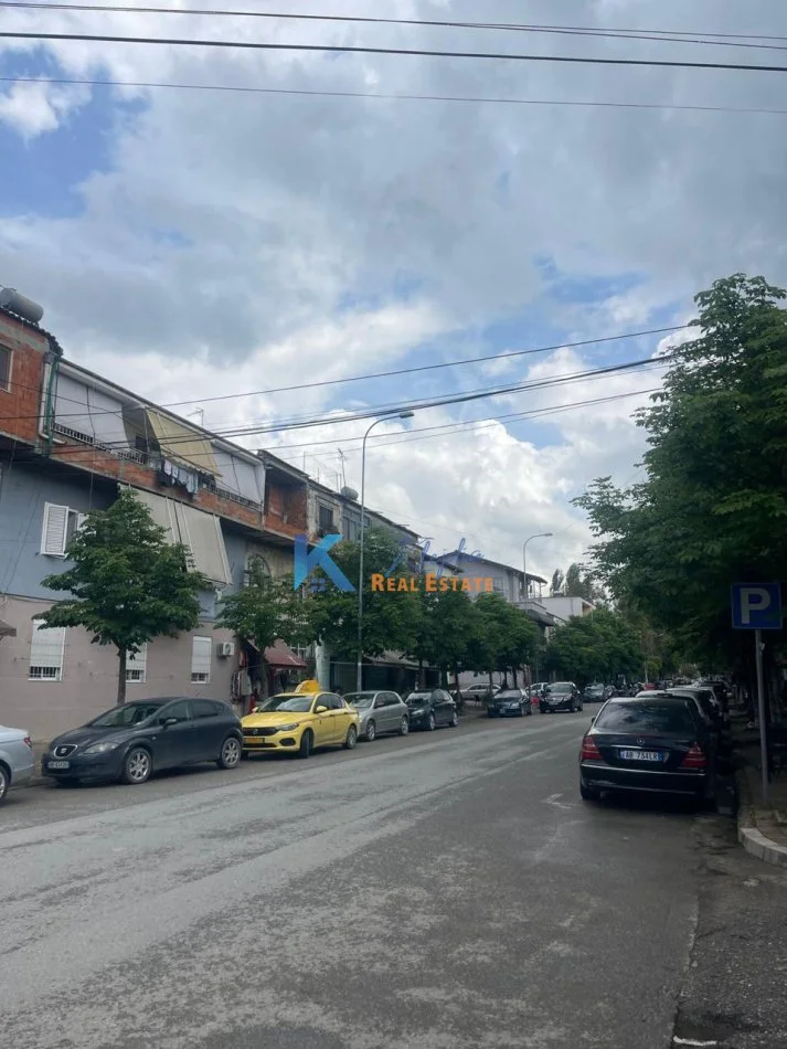 Tirane, shitet dyqan Kati 1, 82 m² 120.000 € (Kombinat)