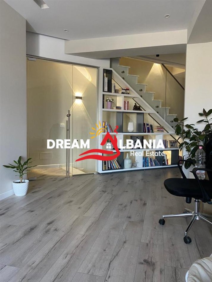 Tirane, shitet apartament duplex 3+1+Ballkon Kati 2, 240 m² 335.000 € (kodra e diellit)
