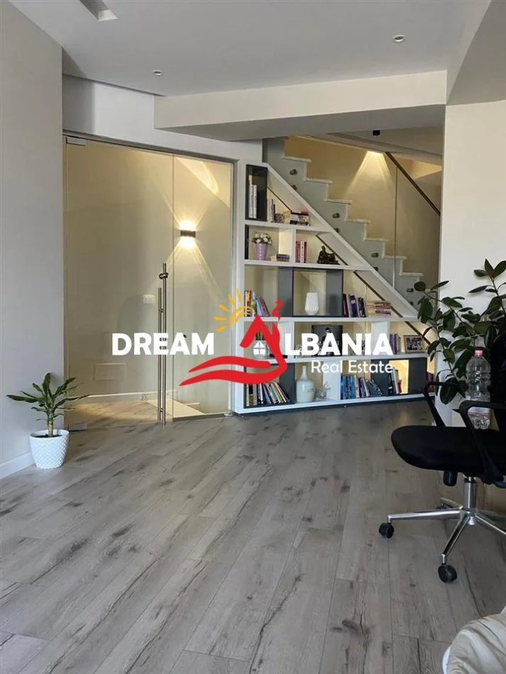Tirane, shitet apartament duplex 3+1+Ballkon Kati 2, 240 m² 335.000 € (kodra e diellit)