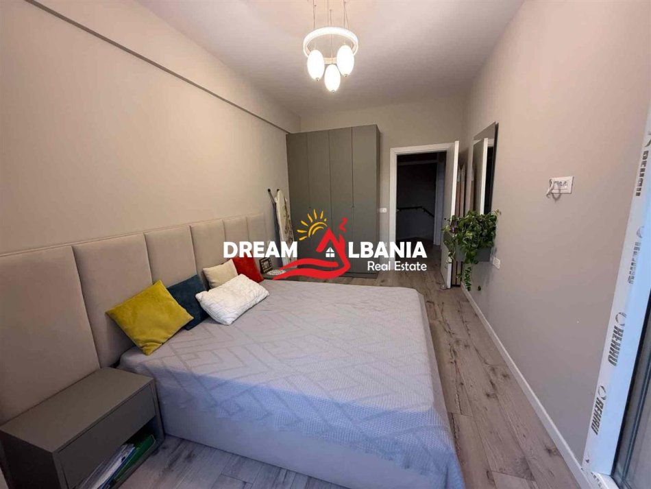 Tirane, shitet apartament duplex 3+1+Ballkon Kati 2, 240 m² 335.000 € (kodra e diellit)