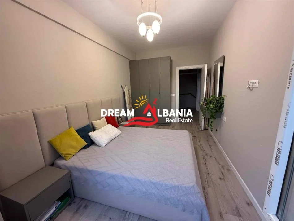 Tirane, shitet apartament duplex 3+1+Ballkon Kati 2, 240 m² 335.000 € (kodra e diellit)