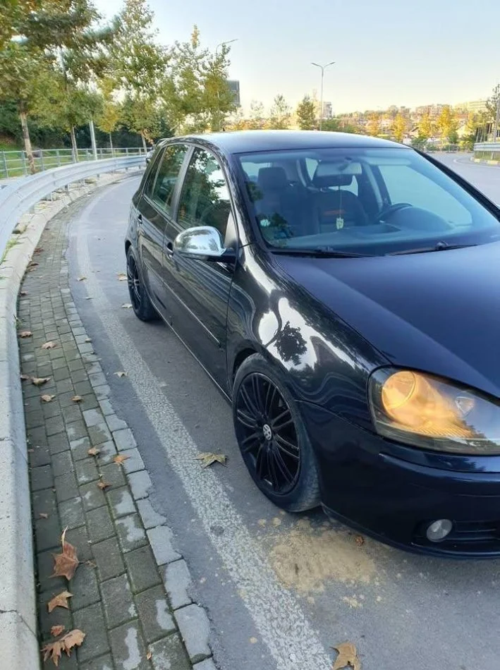 Tirane, shes Golf 5 Nafte, e zeze 250.000 km 3.000 €