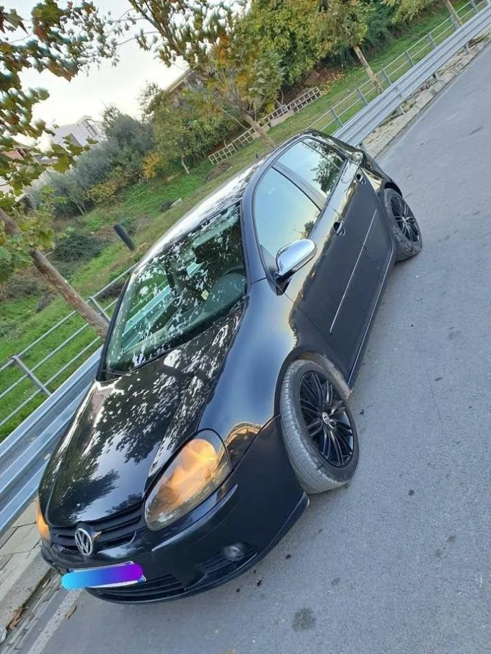 Tirane, shes Golf 5 Nafte, e zeze 250.000 km 3.000 €