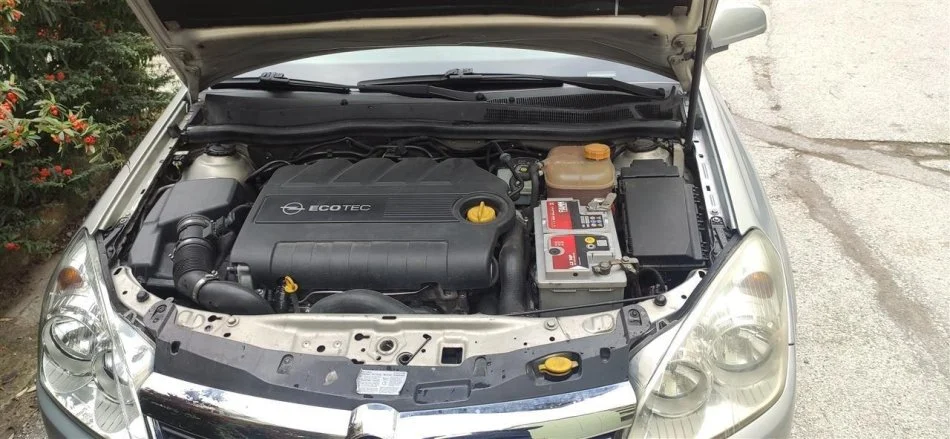 Tirane, shes me portobagazh OPEL Astra Nafte, bezhë manuale Kondicioner 204.000 km 2.400 €