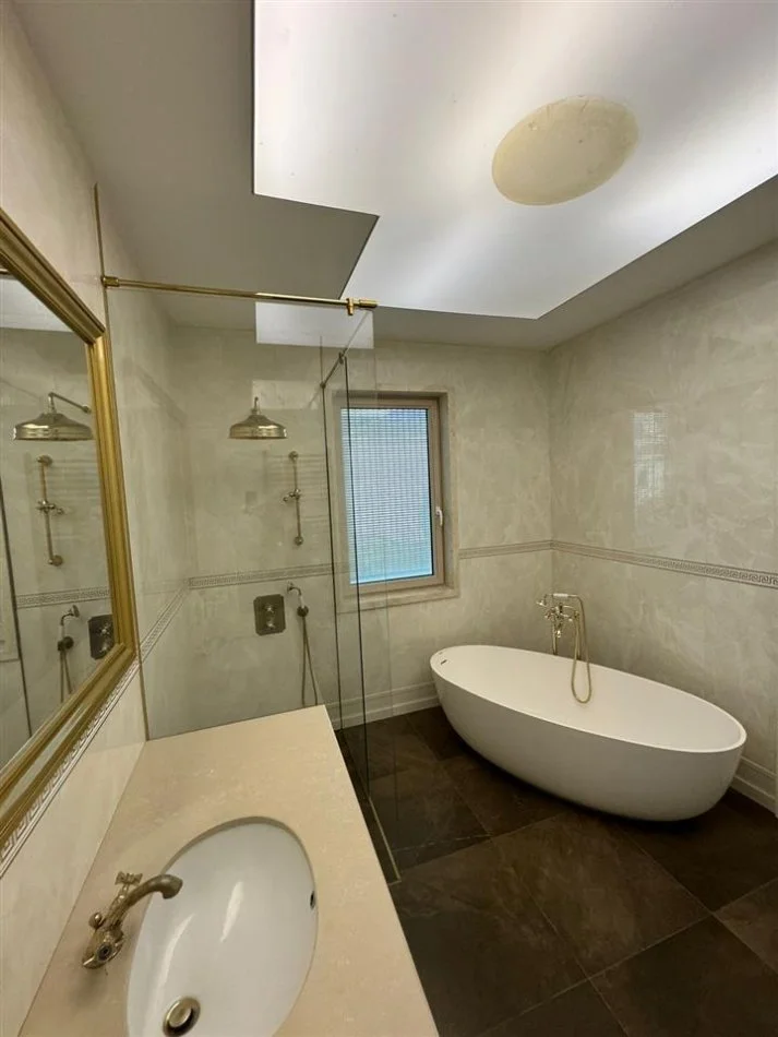 Tirane, shitet Vile 3 Katshe Kati 0, 700 m² 2.000.000 € (Lunder)