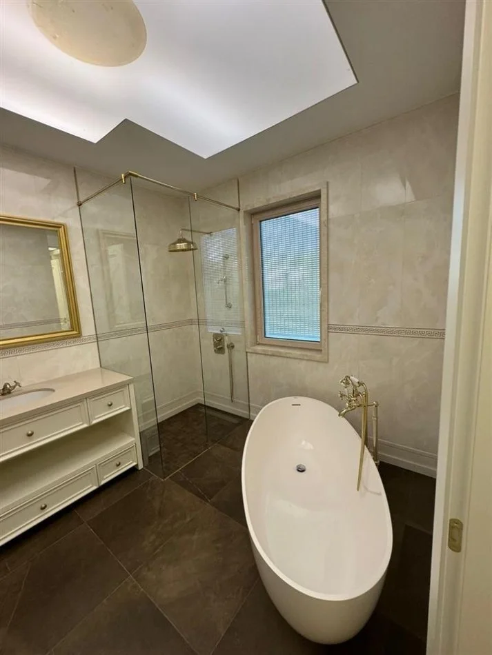 Tirane, shitet Vile 3 Katshe Kati 3, 400 m² 2.000.000 € (TEG)