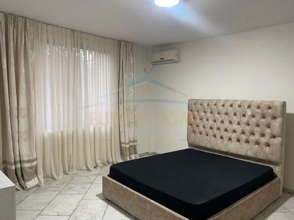 Tirane, jepet me qera apartament 2+1 Kati 1, 140 m² 650 € (SHKOLLA E KUQE)