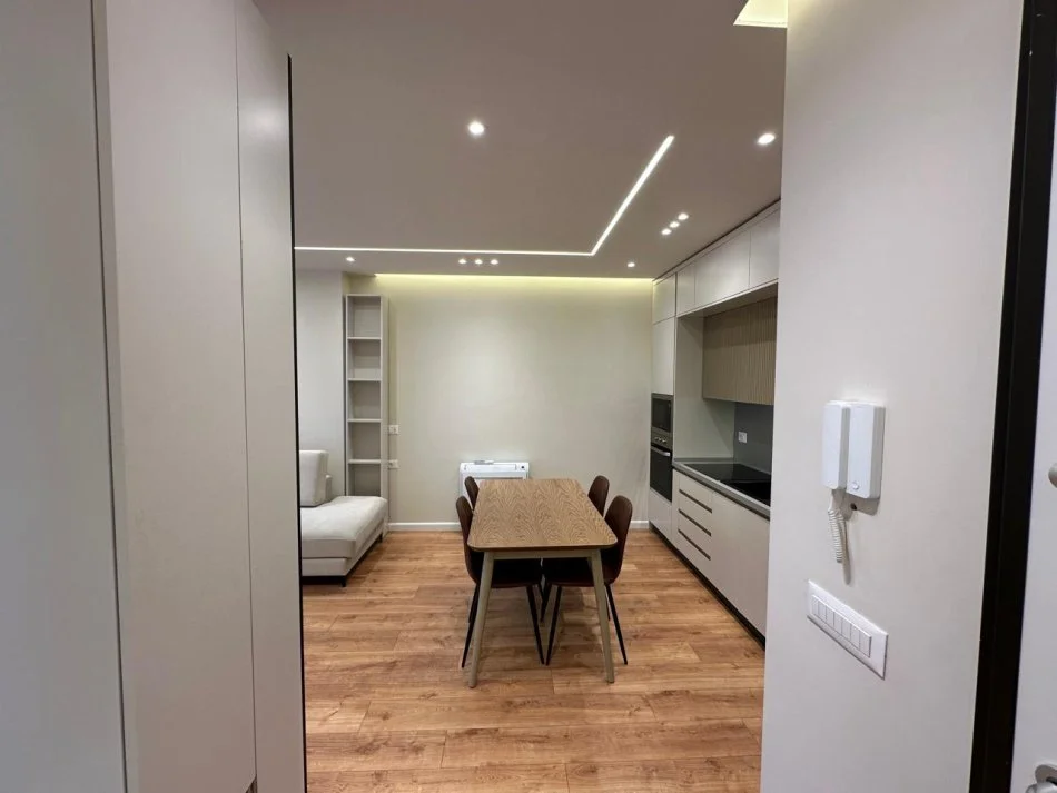 Tirane, jepet me qera apartament 1+1 Kati 4, 75 m² 800 € (SHKOLLA KUQE)