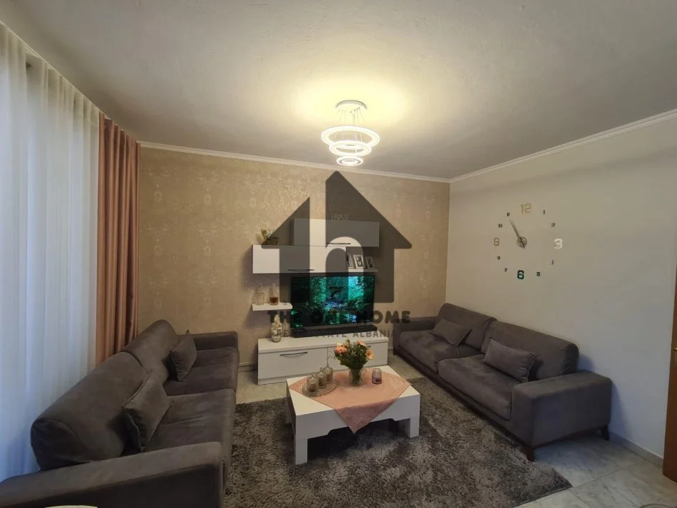 Tirane, jepet me qera apartament 1+1+Ballkon Kati 3, 70 m² 550 € (Rr Bardhyl)