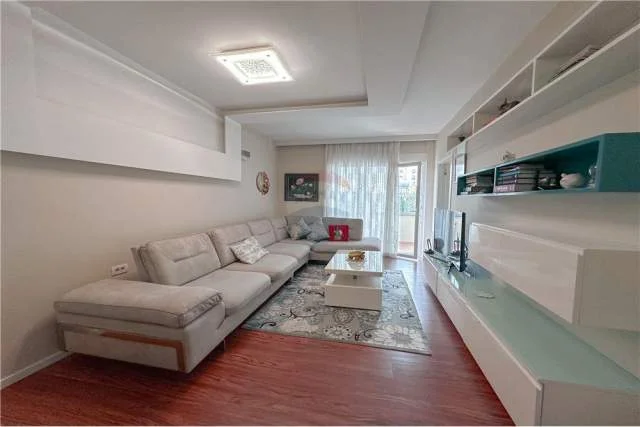 Tirane, jepet me qera apartament 2+1 Kati 3, 110 m² 700 Euro (Shkolla e Kuqe)