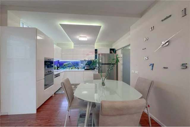 Tirane, jepet me qera apartament 2+1 Kati 3, 110 m² 700 Euro (Shkolla e Kuqe)