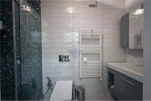 Tirane, jepet me qera apartament 2+1 Kati 3, 110 m² 700 Euro (Shkolla e Kuqe)