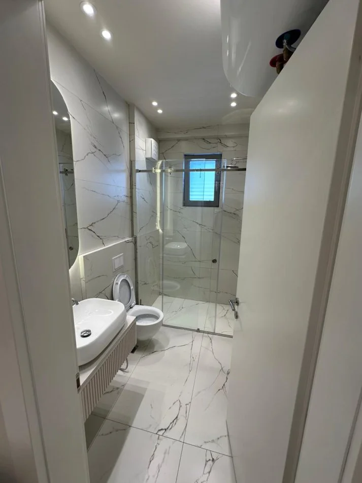 Tirane, jepet me qera apartament 1+1 Kati 4, 75 m² 800 € (SHKOLLA KUQE)