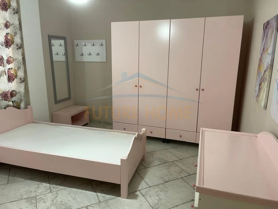 Tirane, jepet me qera apartament 2+1 Kati 1, 140 m² 650 € (SHKOLLA E KUQE)