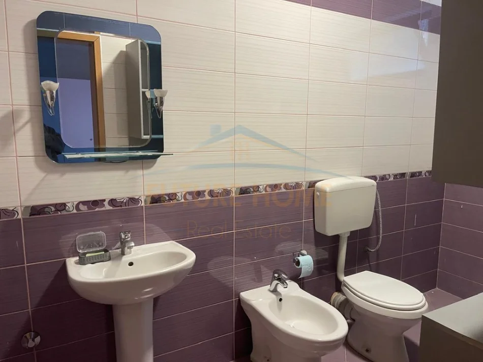 Tirane, jepet me qera apartament 2+1 Kati 1, 140 m² 650 € (SHKOLLA E KUQE)