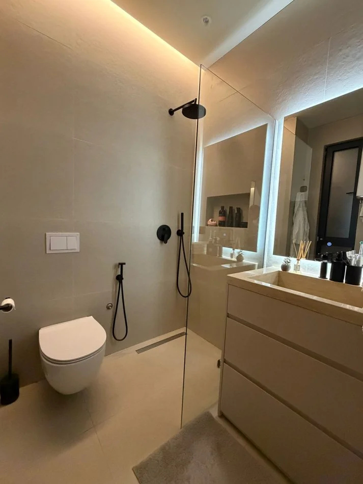 Jepet Me Qira : Ultra Apt. 2+1 & 1 Bllk (📍Liqeni Artificial - Rr. Kosovarëve ) ✨️ Hera e parë me qera / 100% e re ✨️ 1600€ / Muaj 💶💶