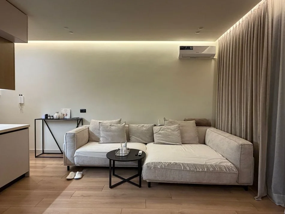 Jepet Me Qira : Ultra Apt. 2+1 & 1 Bllk (📍Liqeni Artificial - Rr. Kosovarëve ) ✨️ Hera e parë me qera / 100% e re ✨️ 1600€ / Muaj 💶💶