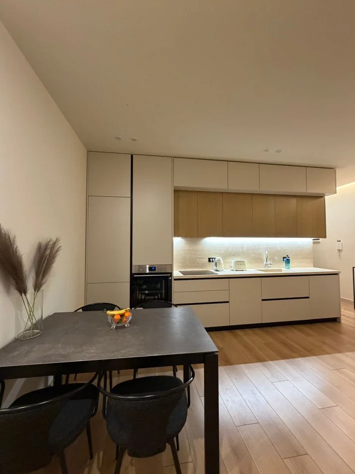 Jepet Me Qira : Ultra Apt. 2+1 & 1 Bllk (📍Liqeni Artificial - Rr. Kosovarëve ) ✨️ Hera e parë me qera / 100% e re ✨️ 1600€ / Muaj 💶💶