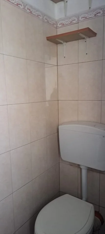 Tirane, jepet me qera garsonier 1+1 Kati 1, 30 m² 300 € (RR Qemal Stafa perballe Shkolles Fan Noli-2 min me Pazarin e Ri)