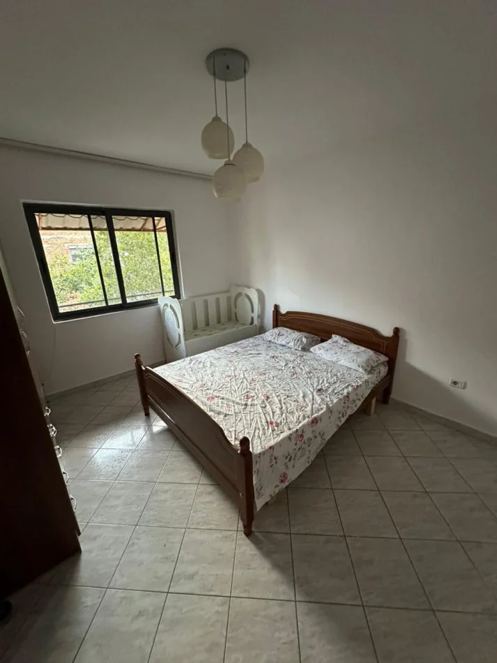 Tirane, jap me qera apartament 2+1 Kati 4, 65 m² 400 € (Rruga Kongresi i Manastirit, mrapa gjimnazit Cajup)